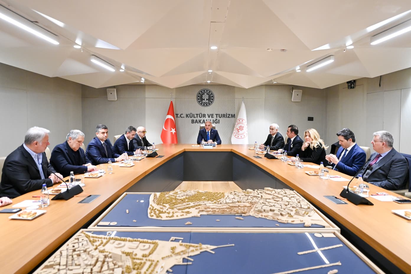 Bakan Ersoy, Türk dizilerine destek programının kriterlerini yapımcılarla görüştü