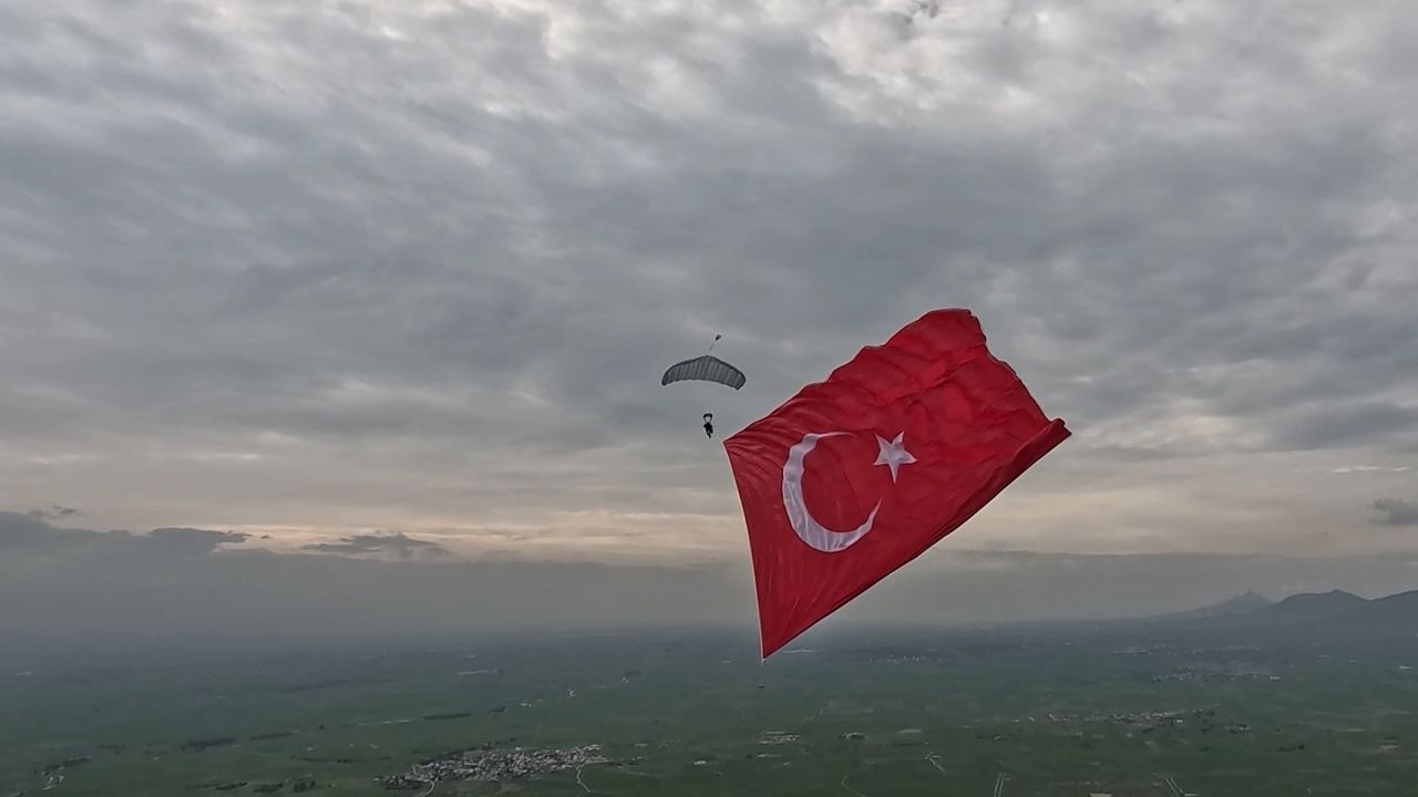 Gökyüzünde rekor: Dev Türk bayrağıyla paraşüt atlayışı