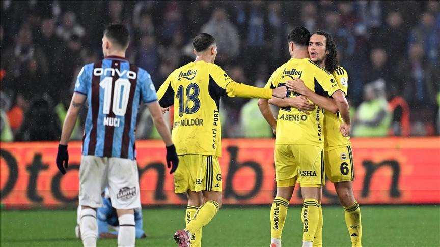 Fenerbahçe Trabzon deplasmanında 5 gollü derbiyi kazandı