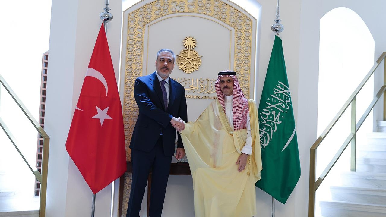 Bakan Fidan Suudi Arabistanlı mevkidaşı Faysal bin Ferhan ile görüştü
