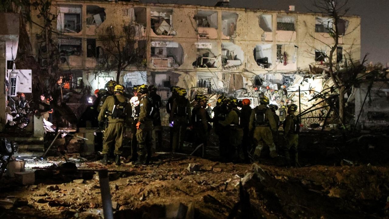 İran’dan İsrail’e gece yarısı füze yağmuru: Dimona ve Arad vuruldu