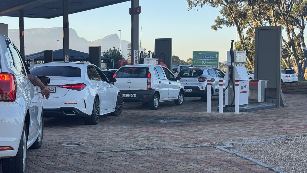 Petrol krizi vurdu: Güney Afrika’da yakıt istasyonları dolup taştı