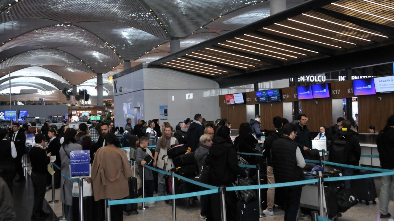 Ara tatil ve bayram birleşti: Havalimanlarında tatil hareketliliği başladı