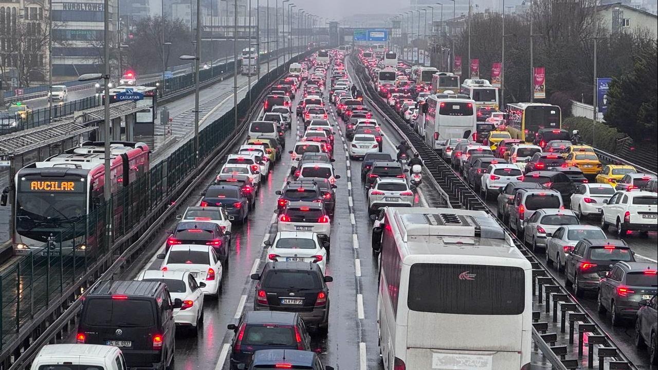 İstanbul’da bayram dönüşü trafiği kilitlendi