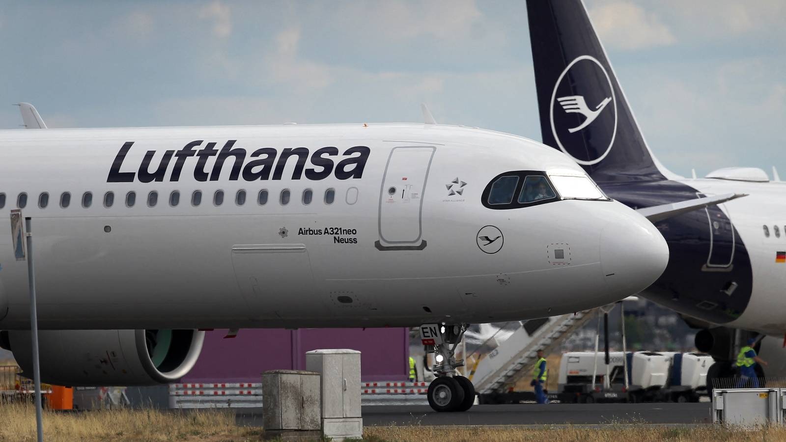 Lufthansa'da kâr çakıldı, hedefler aşağı çekildi