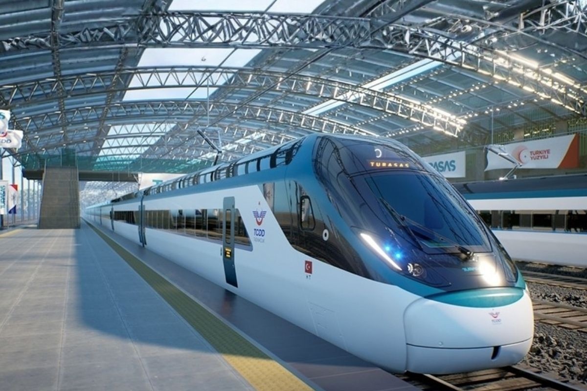 Türkiye’nin ilk yerli ve milli hızlı treni Sakarya’da raylara indirildi