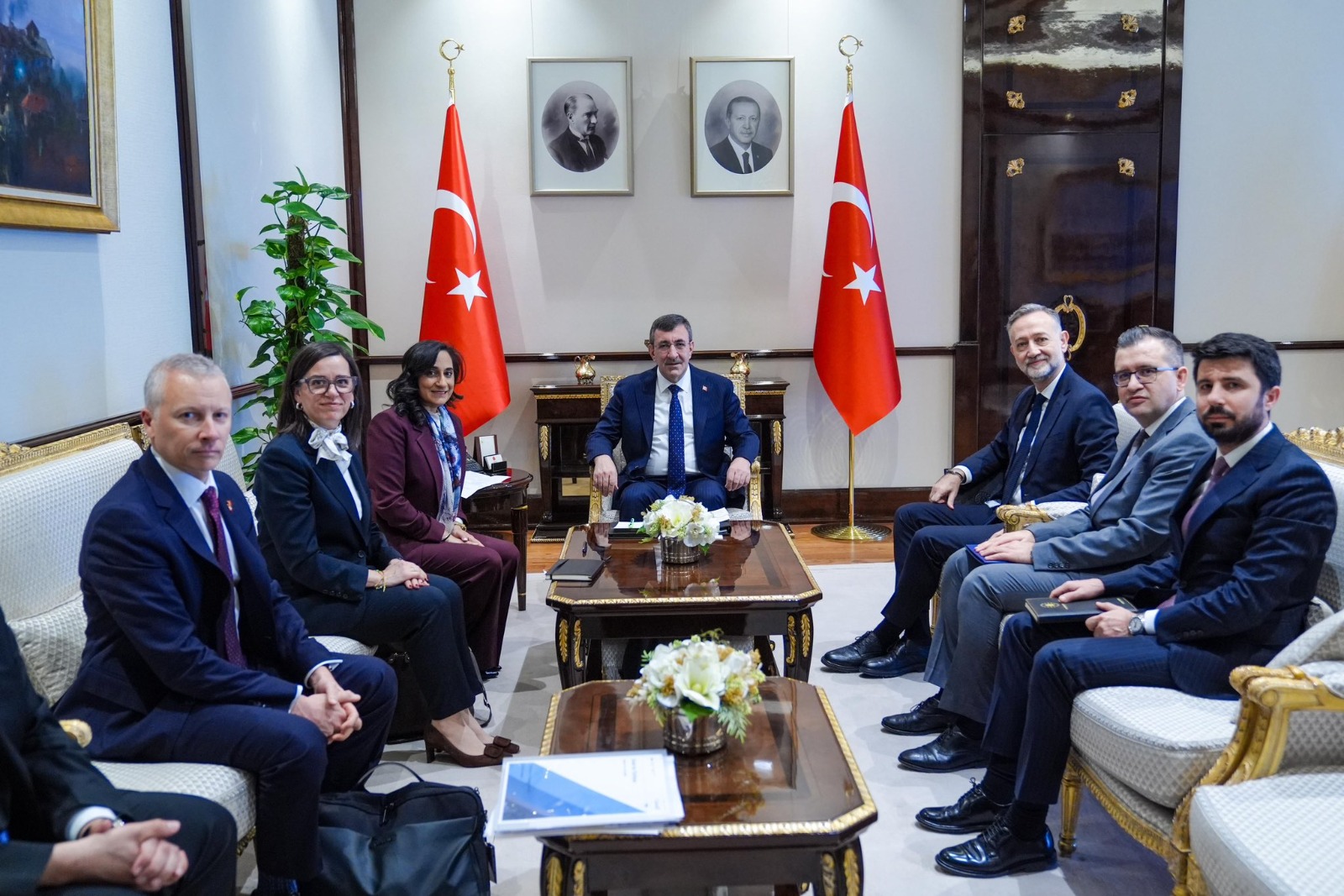 Cumhurbaşkanı Yardımcısı Yılmaz, Kanada Dışişleri Bakanı ile bir araya geldi