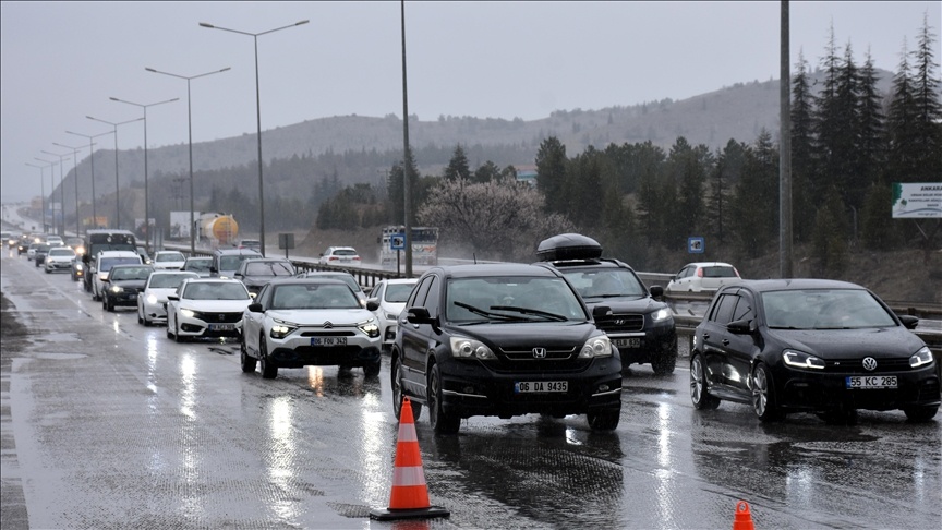 Bayram dönüşü başladı: Otoyollarda kilometrelerce araç kuyruğu