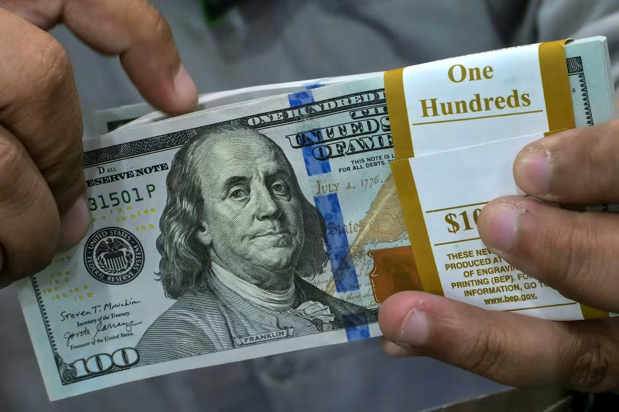 Dövizde hafta sonu mesaisi. Dolar yükseldi, euro geriledi