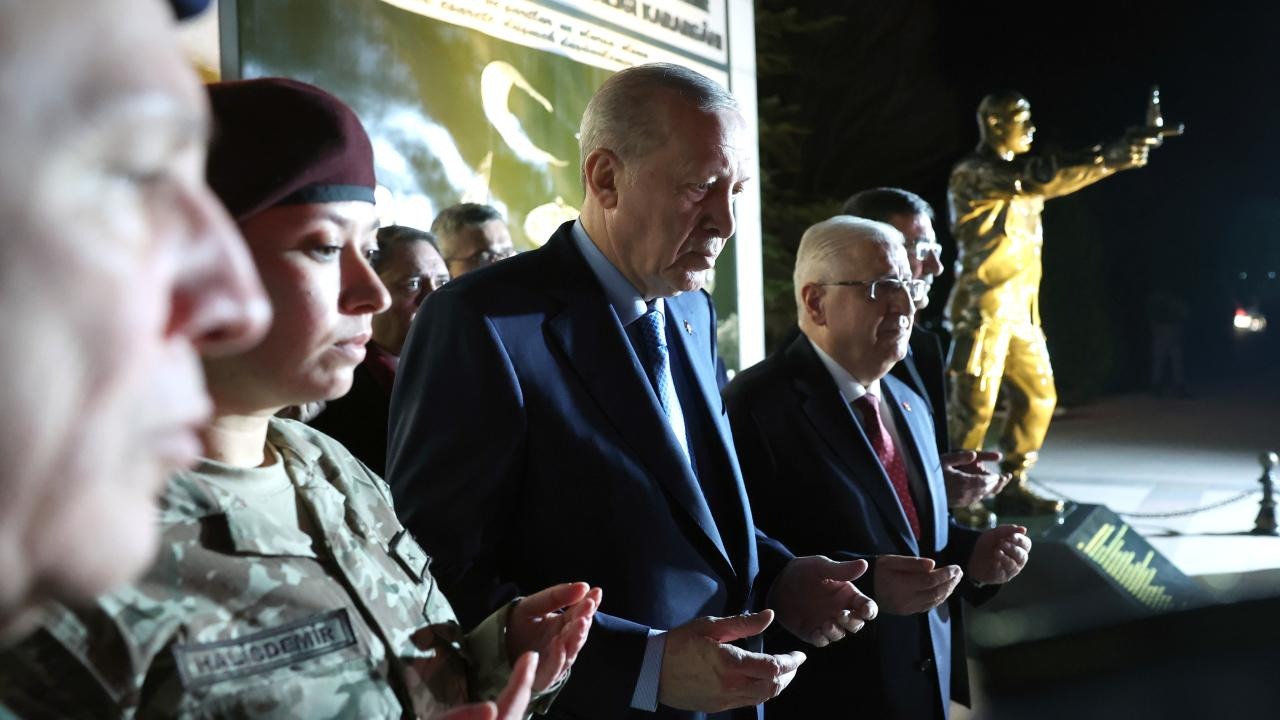 Erdoğan, Ömer Halisdemir Anıtı’nda şehitler için dua etti