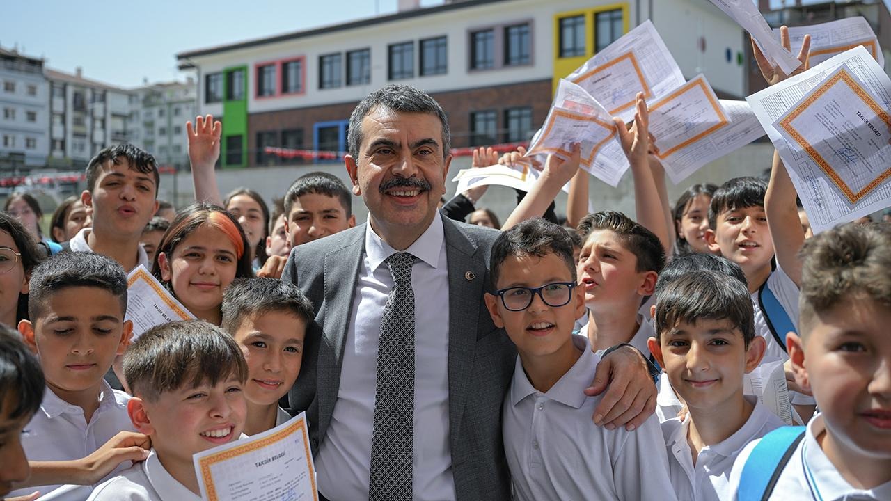 Yusuf Tekin duyurdu: Nisan ayında okullarda yeni dönem