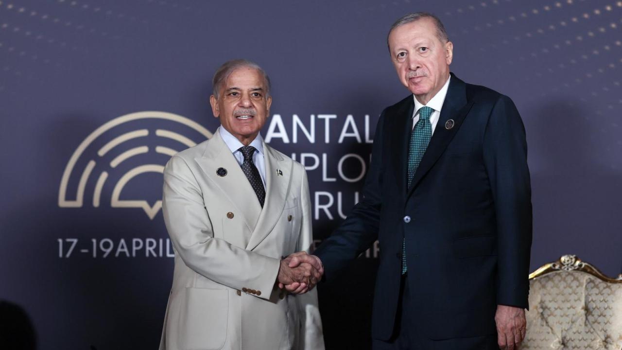 Erdoğan Antalya’da diplomasi trafiğini başlattı: Şahbaz Şerif ile kritik görüşme