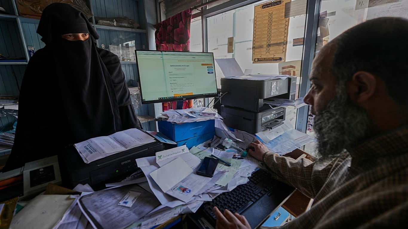Hindistan’da dev nüfus sayımı başladı: 1,4 milyar kayıt altına alınacak