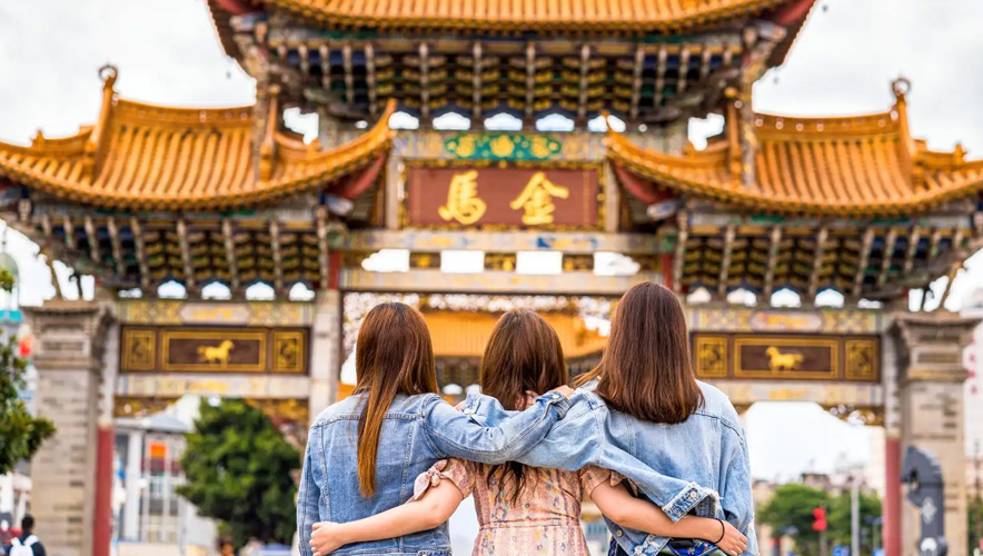 Çin'de 820 milyon kişi seyahat etti, tatil harcamaları geriledi