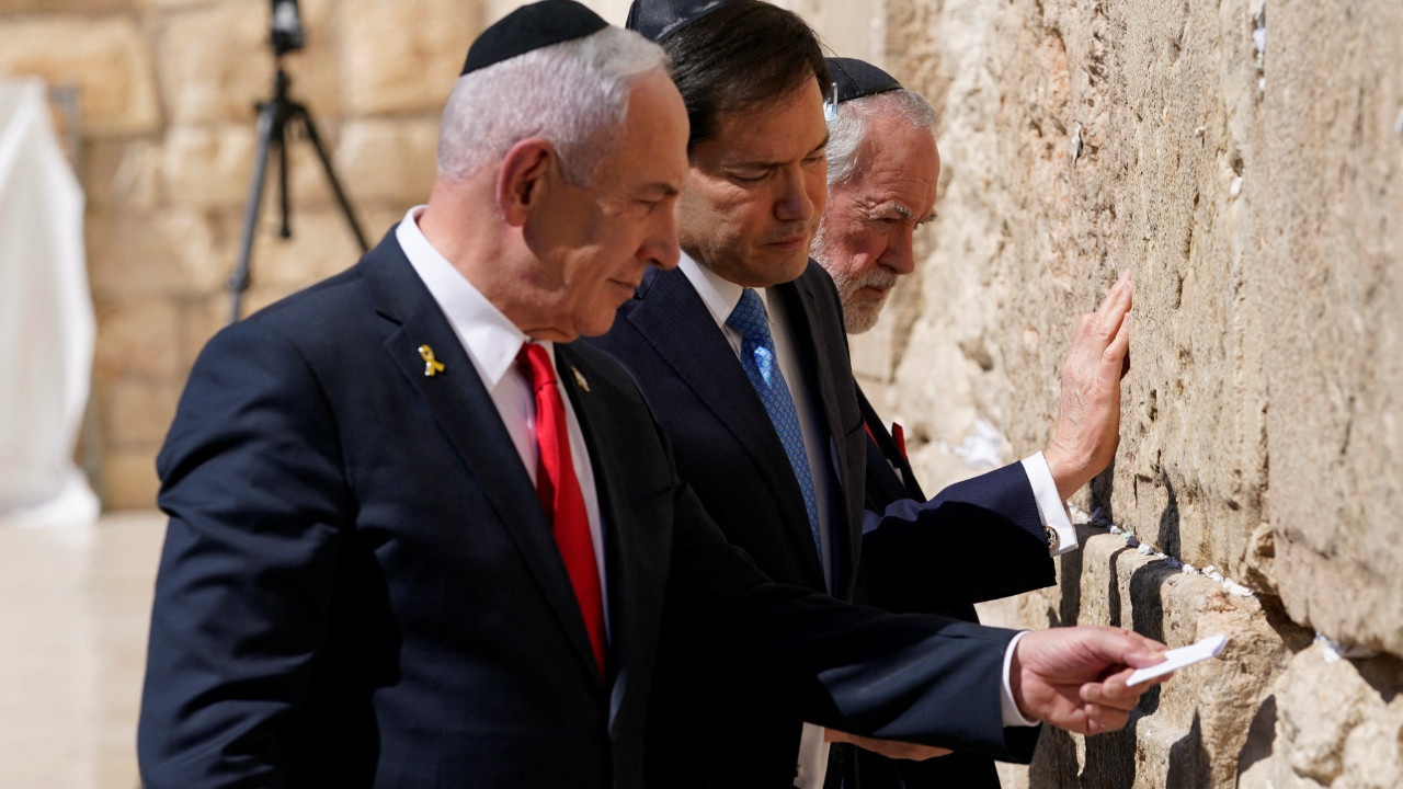 Netanyahu’dan yolsuzluk davası ertelensin hamlesi: Kaçış mı, güvenlik bahanesi mi?