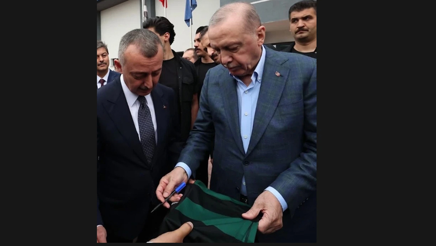Erdoğan, Kocaelispor formasını imzaladı: Cumhurbaşkanı'ndan anlamlı jest
