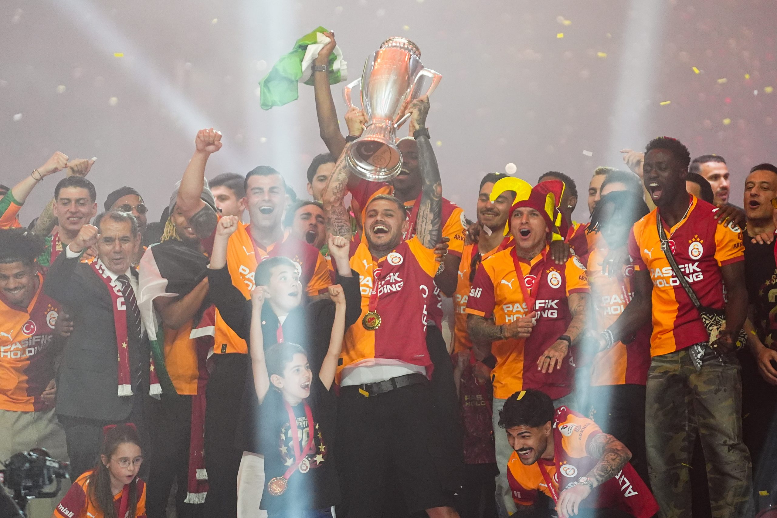 Galatasaray 26. Şampiyonluk Kupasını RAMS Park’ta kaldırdı