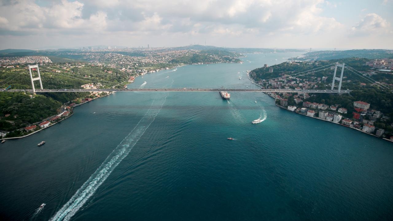 İstanbul Boğazı gemi geçişi nedeniyle çift yönlü trafiğe kapatıldı