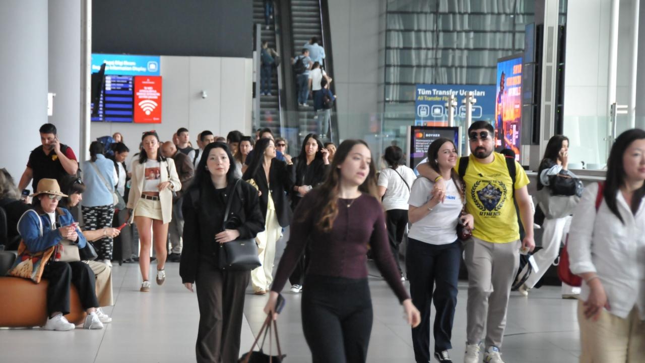 İstanbul Havalimanı'nda bayram dönüşü yoğunluğu rekor seviyeye ulaştı