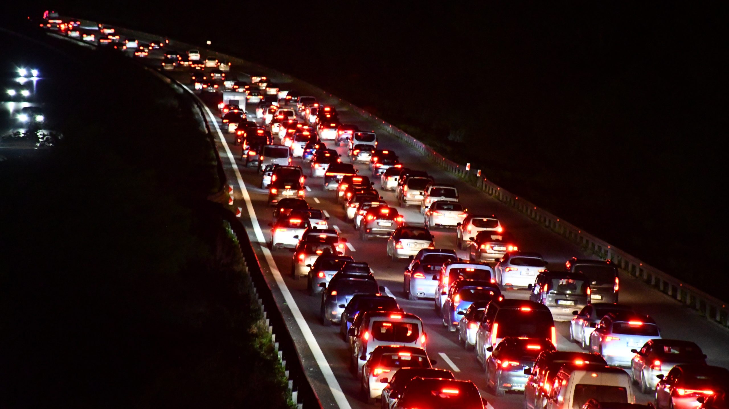 İstanbul yönünde araç kuyrukları: Bayram dönüşü trafiğinde son durum
