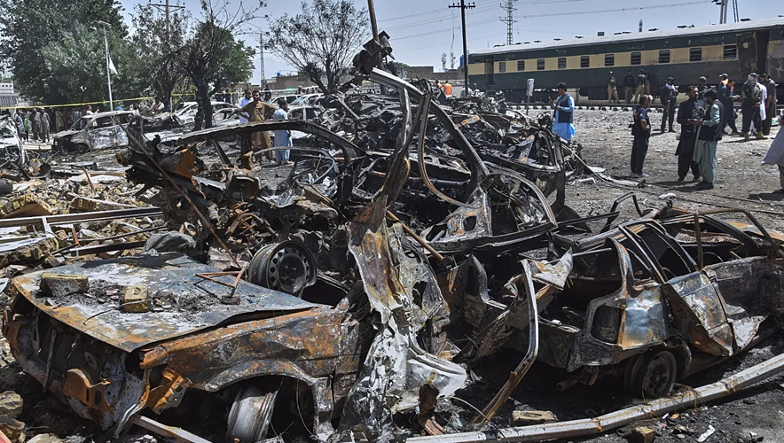 Pakistan’da askeri trene bombalı saldırı: En az 24 kişi öldü