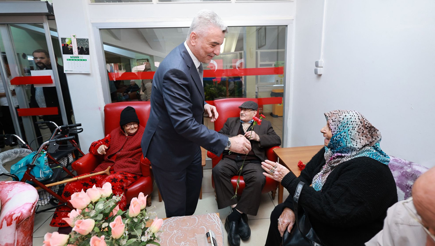 Bakan Bolat’tan bayram öncesi yaşlılar ve çocuklara ziyaret
