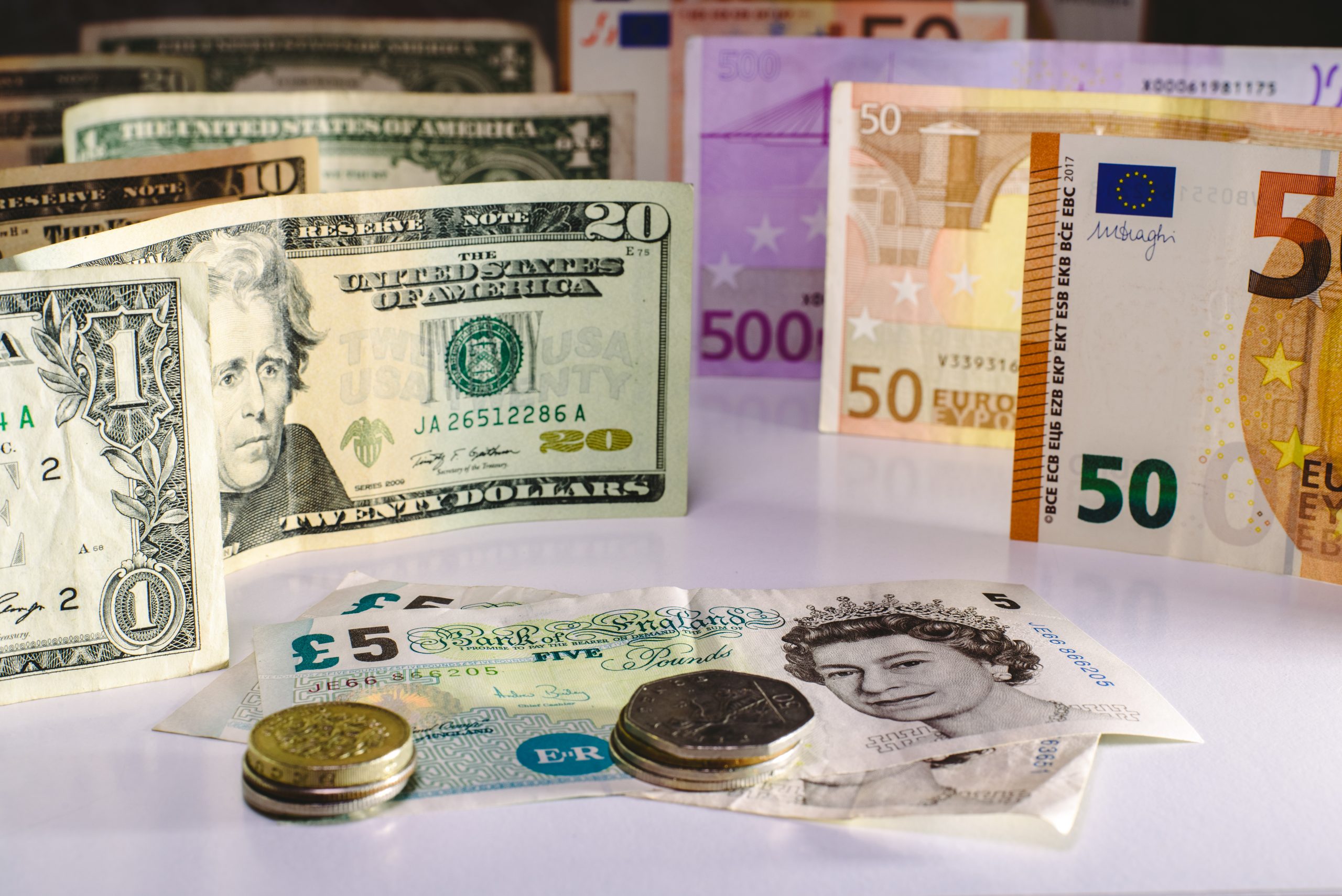 Döviz piyasalarında hafta sonu hareketliliği: Euro ve sterlin geriledi