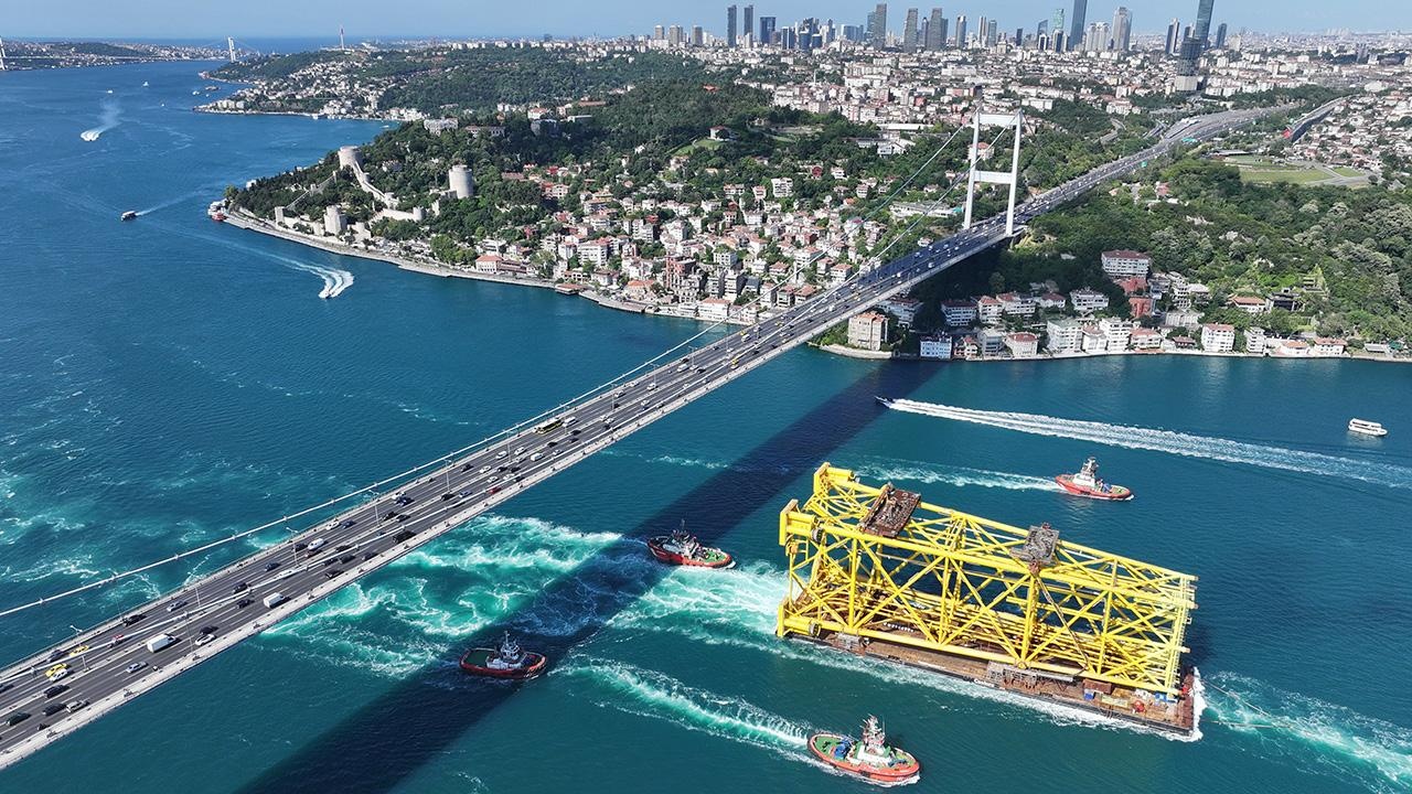 350 metrelik sondaj platformu İstanbul Boğazı'ndan geçti