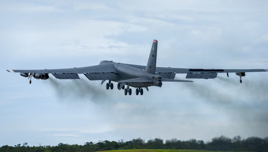 B-52 bombardıman uçağı Kaliforniya'da düştü: Pentagon'dan açıklama