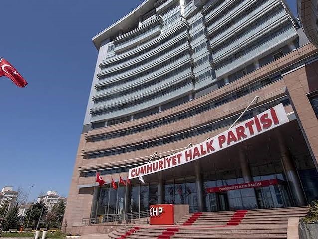 CHP'de olağanüstü kurultay için imzalar genel merkeze teslim edildi