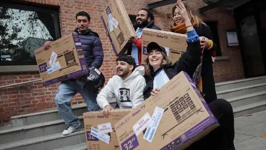 Dünya Kupası vizesi reddedilen Arjantinli futbolseverlere televizyon hediye edildi