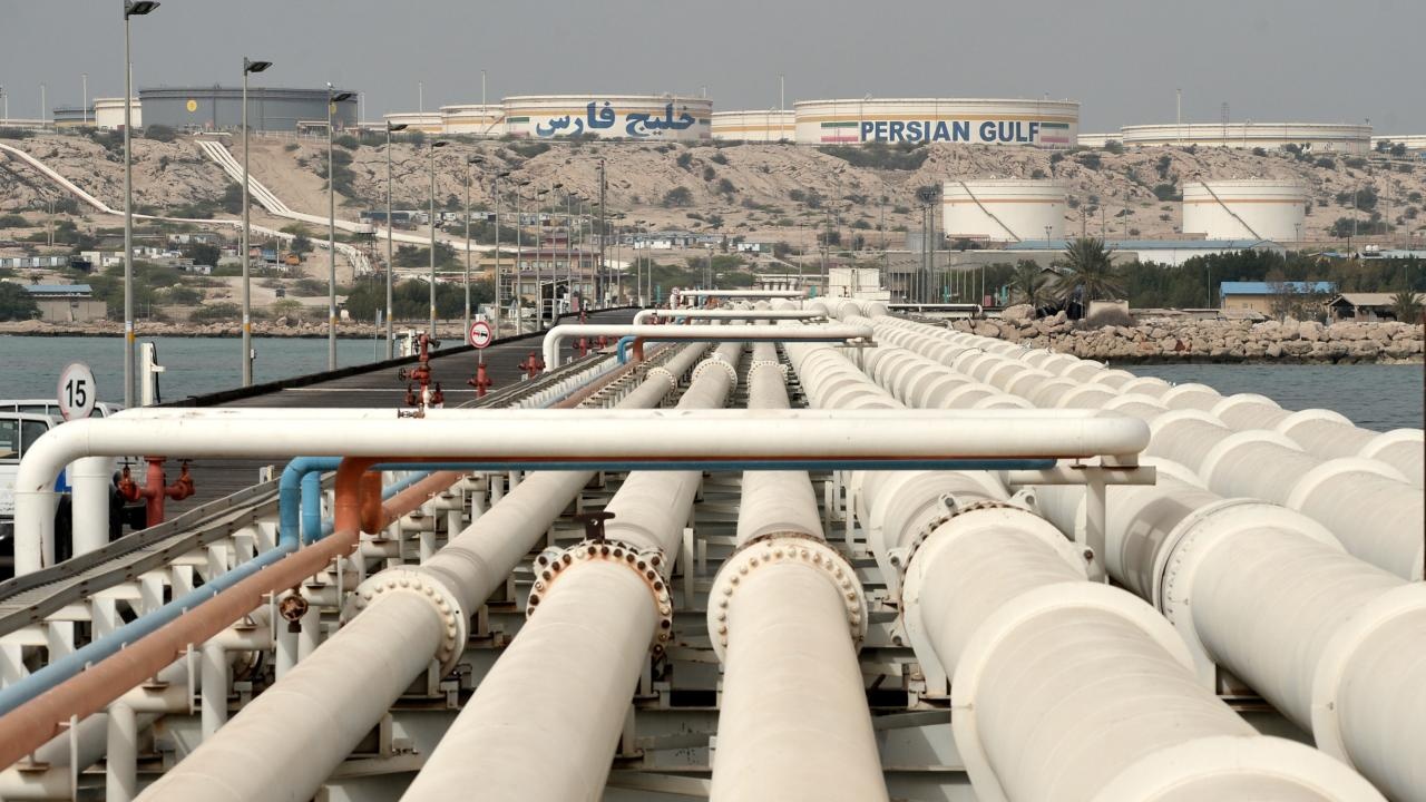 İran’ın petrol ihracat merkezi Hark Adası çevresinde patlama sesleri