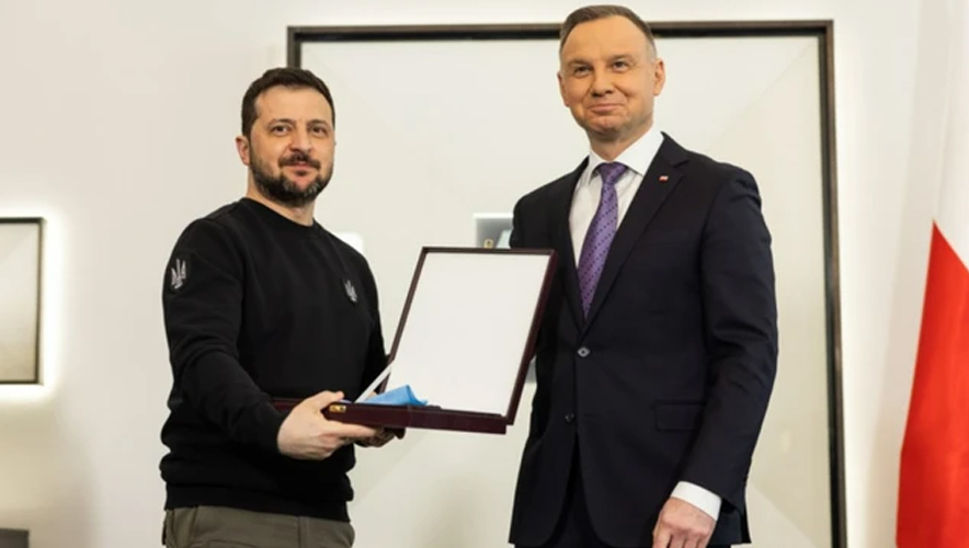 Polonya, Zelenskiy'nin devlet nişanını geri aldı