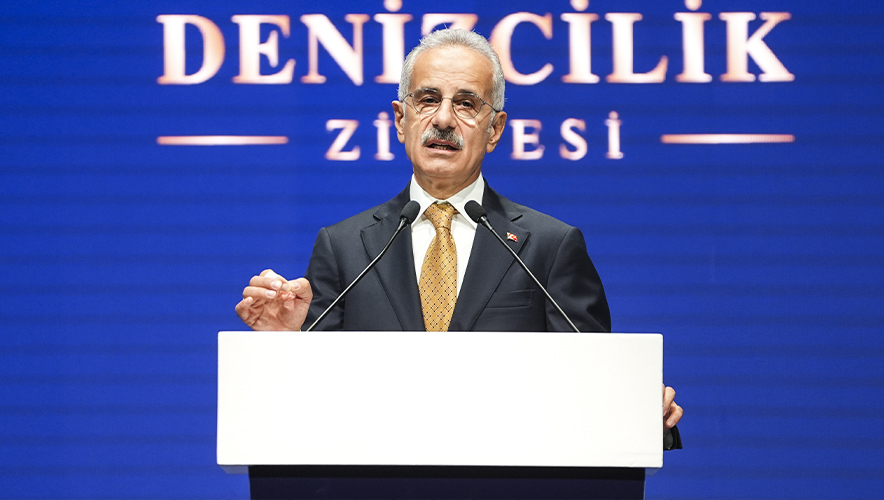 Türkiye Denizcilik Zirvesi'nde Uraloğlu'ndan kritik mesaj: Boğazlardan 20 yılda 2 milyondan fazla gemi geçti