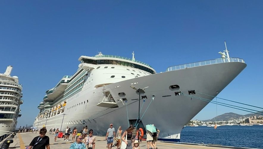 Bodrum'a iki kruvaziyerle 3 bin 319 turist geldi