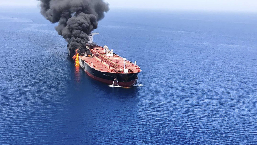 Umman Körfezi'nde LNG gemisine saldırı: İki ticari gemi ağır hasar aldı