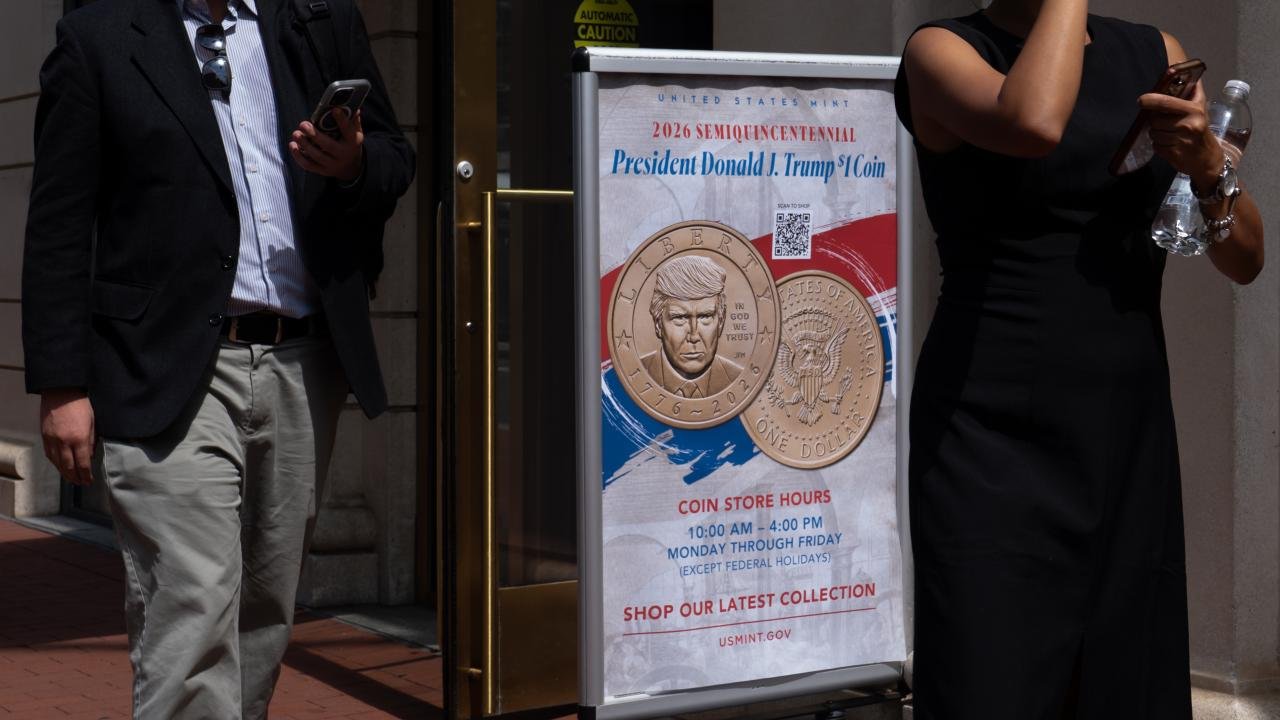 ABD’de Trump portreli 1 dolar tedavüle çıktı