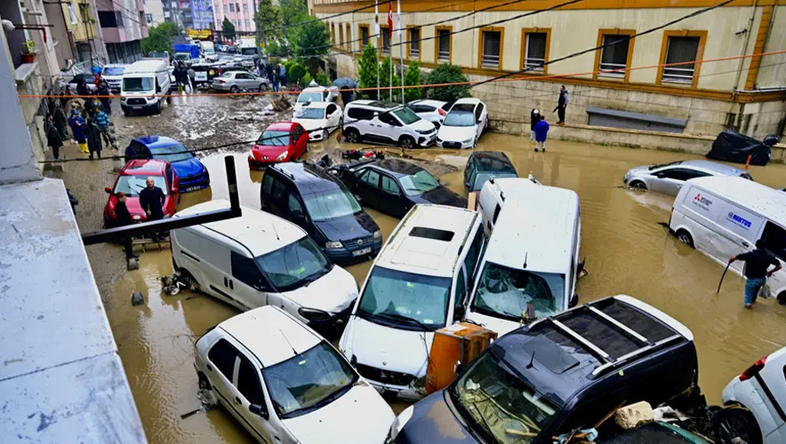 İstanbul'daki sel felaketinde can kaybı 3'e yükseldi: 4 kişi aranıyor