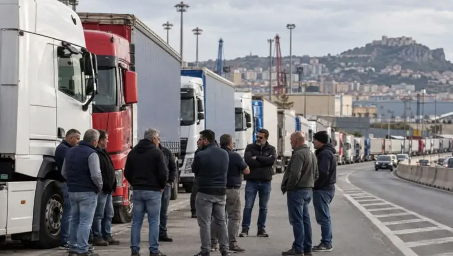 İtalya'da akaryakıt protestoları büyüdü: Kamyoncular yolları kapattı, sebze ve meyveler çürümeye başladı