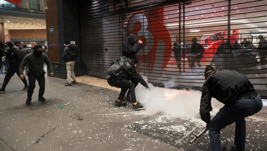 Paris'te protestolar lüks mağazaları vurdu: Milyonlarca euroluk zarar