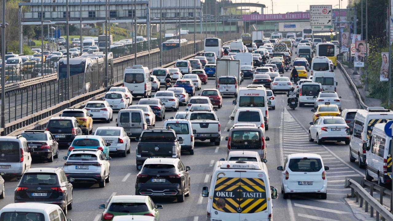 İstanbul’da trafik yoğunluğu yüzde 87’ye çıktı: Ana yollar kilitlendi