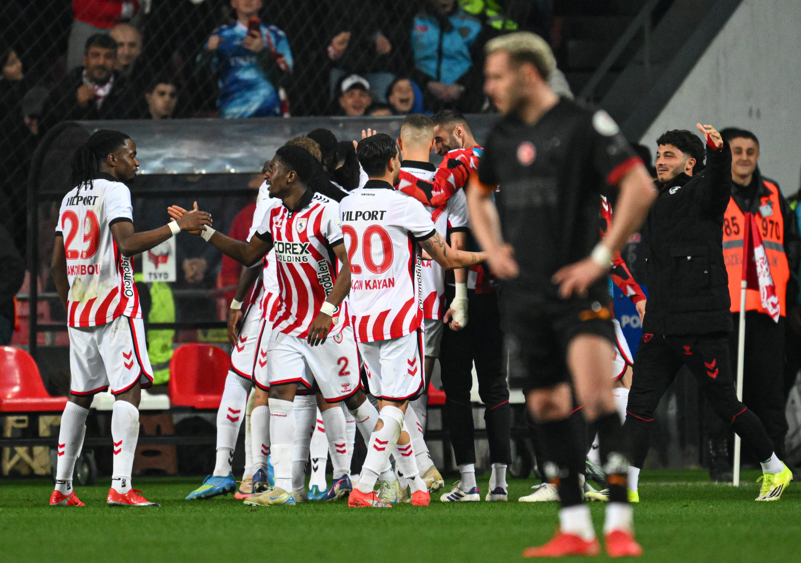 Lider Galatasaray Samsun’da dağıldı 4-1