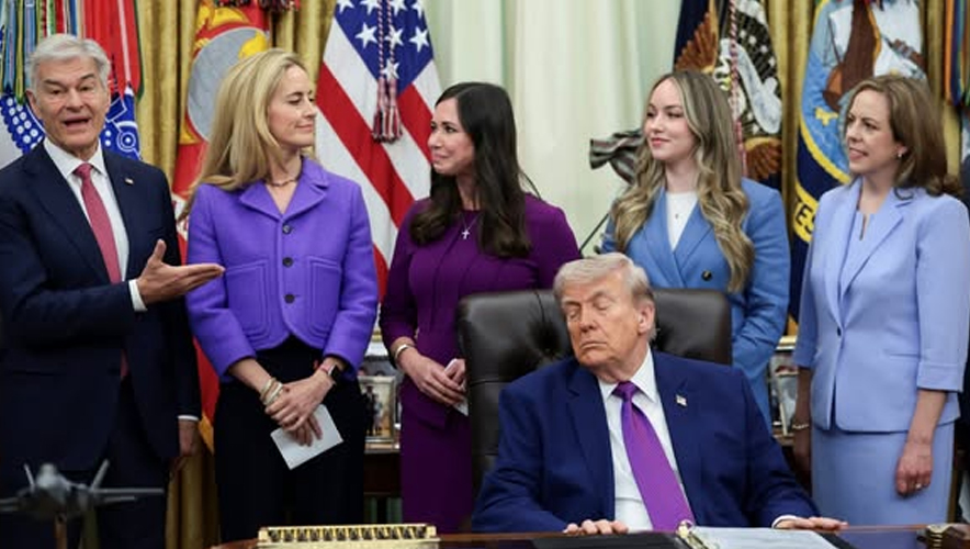 ABD Başkanı Trump Oval Ofis’te kameralar önünde uyukladı