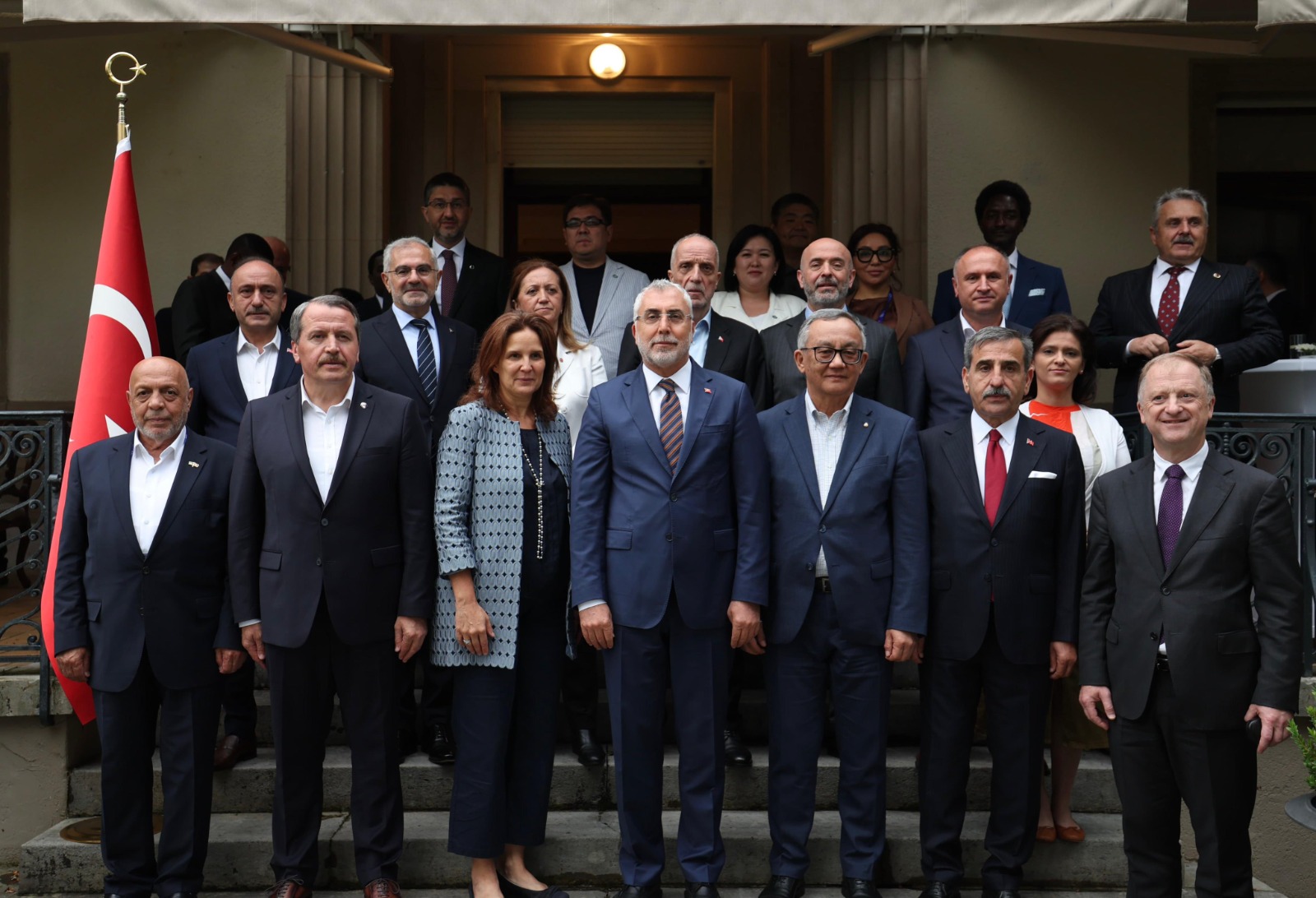 Bakan Işıkhan, işçi, işveren ve memur temsilcileriyle Cenevre’de bir araya geldi